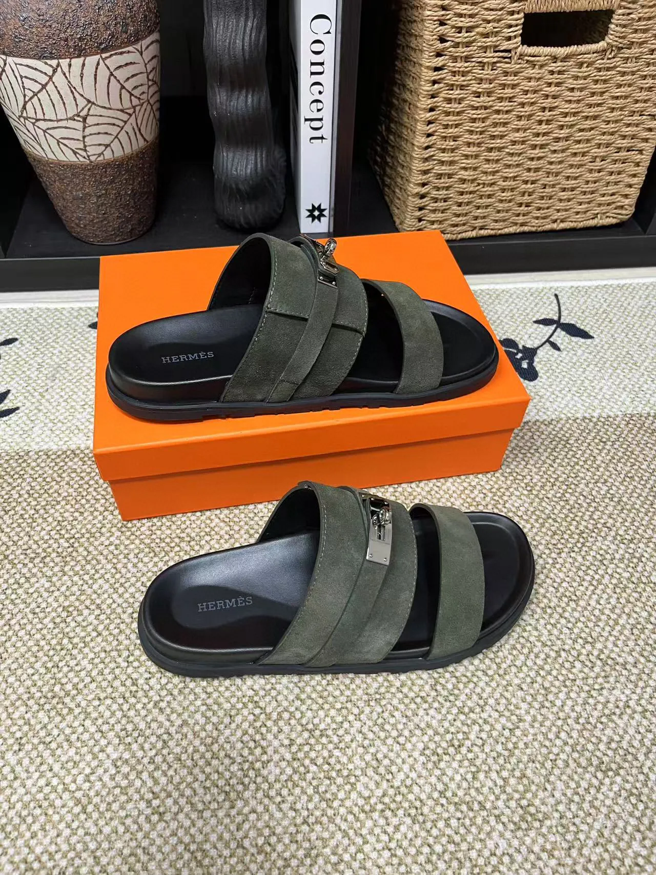 Factory price: 340💰Long-term availability Hermes men's Kazimir slippers for couples - top quality, Hermès woven calfskin functional sandals. The interwoven upper inspired by the "H" iconic pattern creates a casual look, which can be said to be a good companion for summer. Imported cowhide + cowhide lining + TU men's shoes💰Outsole Size: 35-46